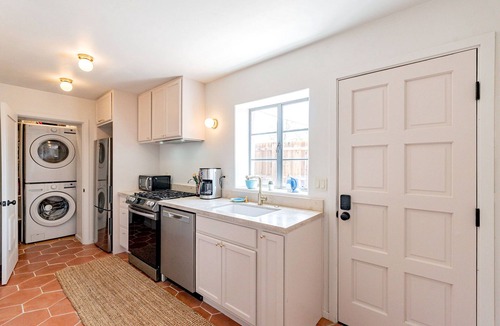 Blenman-Elm House | Cute & Cozy 2BR/1BA Adobe w Firepit Near UA & UMC - Low Summer Rates! 🏡🌵🌞