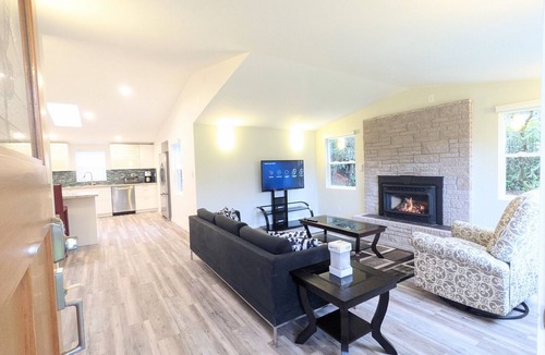 Woodway House | Cute Edmonds Bowl Cottage