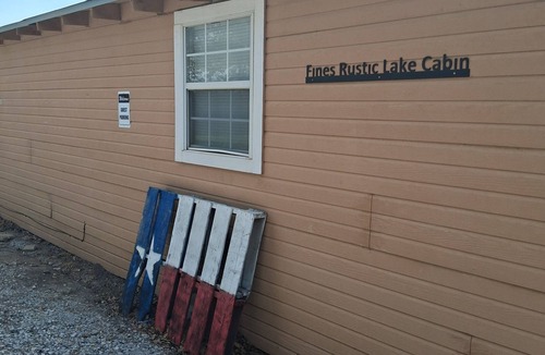 Eastland Cabin | Cute little 1 bedroom cabin on lake Lake Leon in Eastlake, Tx.
