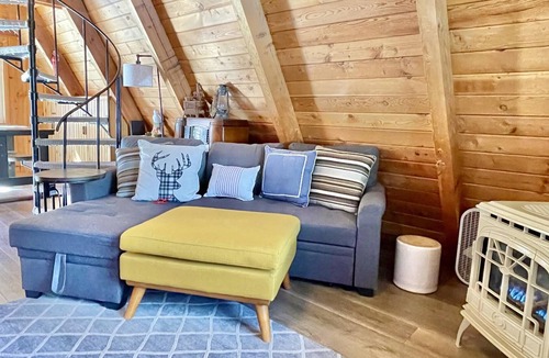 Donnelly Cabin | Cute, Pet Friendly Cabin with Hot Tub and Garage
