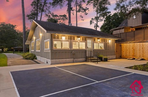 Kingwood House | Cypress Cove Waterfront Pickleball Hot tub