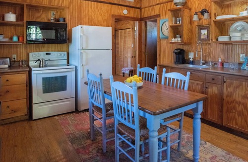 Comfort Cabin | Cypress Creek Cabin Stay for 6 Access to Pool Hot Tub