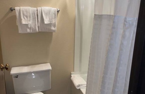 Wapato Point Apartment | D2 Ground Floor Waterfront Condo