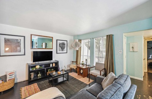 Knox - Henderson House | Dallas Condo w/Pool Access ~ 4 Mi to Downtown!