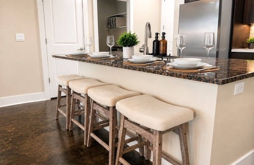 Las Colinas Apartment | Dallas–Fort Worth Crew-Ready 2BR · Pool+Gym·Irving