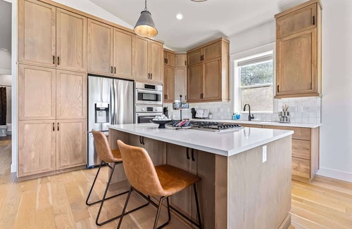 Collister House | Dark & Sleek 3BR Escape by the Golf Course