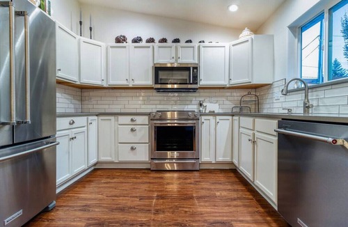 College Place House | Davis House · Davis.Spacious Patio, Hot Tub - A Quiet Getaway