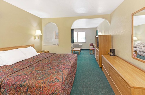 Espanola Hotel | Days Inn by Wyndham Espanola