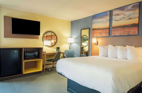 Evansdale Hotel | Days Inn by Wyndham Evansdale Waterloo