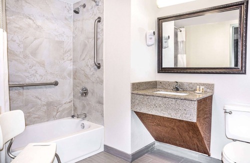 Brookhollow Hotel | Days Inn by Wyndham Houston