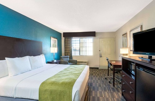 Ira Hotel | Days Inn by Wyndham Snyder