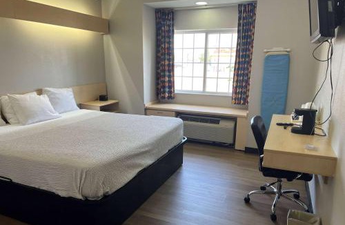 Hutchinson Hotel | Days Inn & Suites by Wyndham Hutchinson