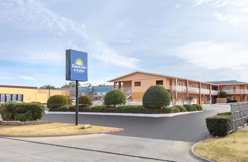 Arlington Hotel | Days Inn & Suites by Wyndham Arlington Near Six Flags