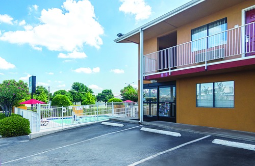 Arlington Hotel | Days Inn & Suites by Wyndham Arlington Near Six Flags