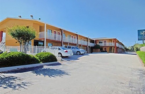 Arlington Hotel | Days Inn & Suites by Wyndham Arlington Near Six Flags
