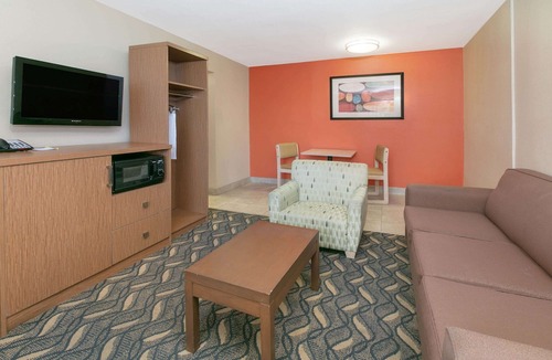 Arlington Hotel | Days Inn & Suites by Wyndham Arlington Near Six Flags