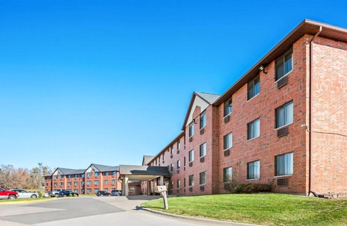 Greater South Side Hotel | Days Inn & Suites by Wyndham Des Moines Airport