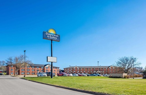 Greater South Side Hotel | Days Inn & Suites by Wyndham Des Moines Airport