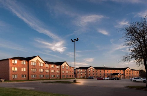 Greater South Side Hotel | Days Inn & Suites by Wyndham Des Moines Airport