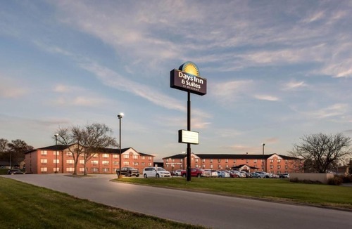 Greater South Side Hotel | Days Inn & Suites by Wyndham Des Moines Airport