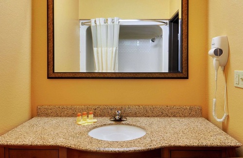 McAlester Hotel | Days Inn & Suites by Wyndham McAlester