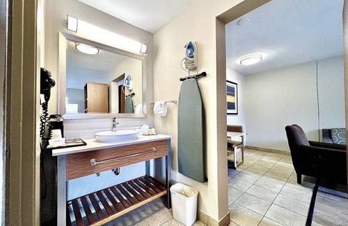 Arlington Hotel | Days Inn & Suites by Wyndham Arlington Near Six Flags