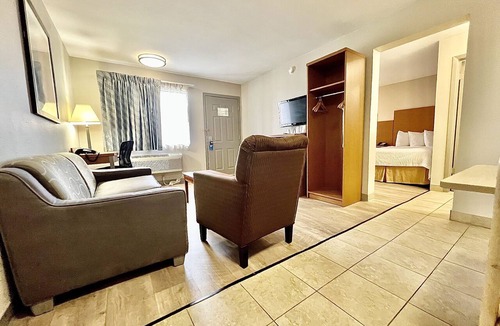 Arlington Hotel | Days Inn & Suites by Wyndham Arlington Near Six Flags