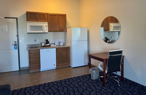 Columbus Hotel | Days Inn & Suites by Wyndham Columbus NE
