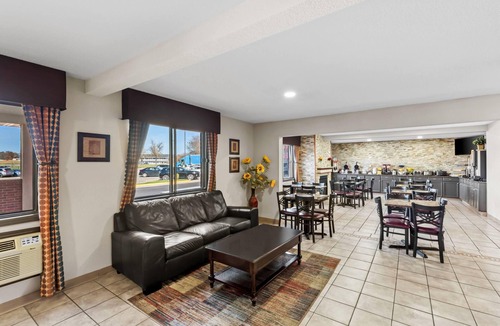 Greater South Side Hotel | Days Inn & Suites by Wyndham Des Moines Airport