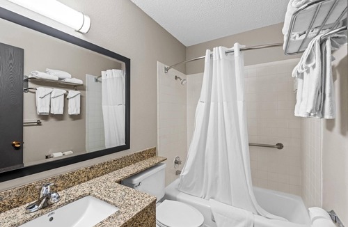 Greater South Side Hotel | Days Inn & Suites by Wyndham Des Moines Airport