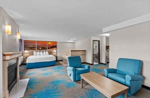 Greater South Side Hotel | Days Inn & Suites by Wyndham Des Moines Airport