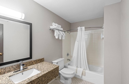 Greater South Side Hotel | Days Inn & Suites by Wyndham Des Moines Airport