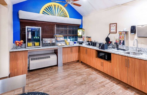 Greeley Hotel | Days Inn & Suites by Wyndham Greeley