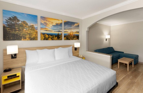 Barker Hotel | Days Inn & Suites by Wyndham Sam Houston Tollway