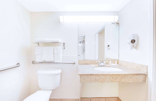 Bonanza Hotel | Days Inn & Suites by Wyndham Laredo