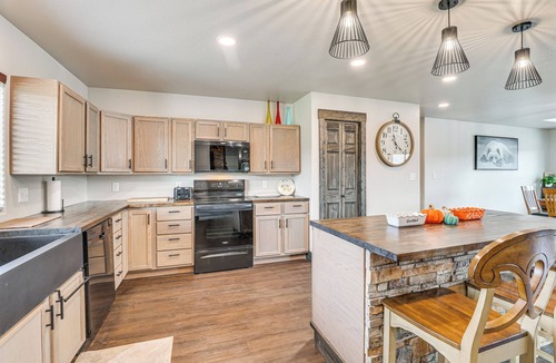 Sturgis Cabin | Deck & Game Room: Group Golf Retreat in Sturgis