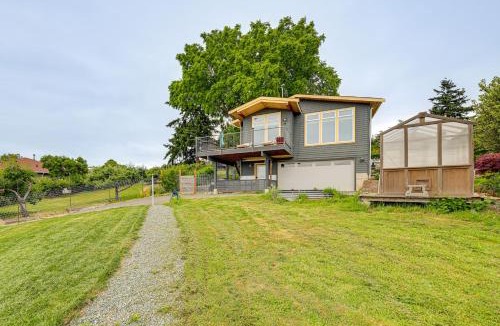 Clinton House | Deck & Puget Sound View! Whidbey Island Retreat