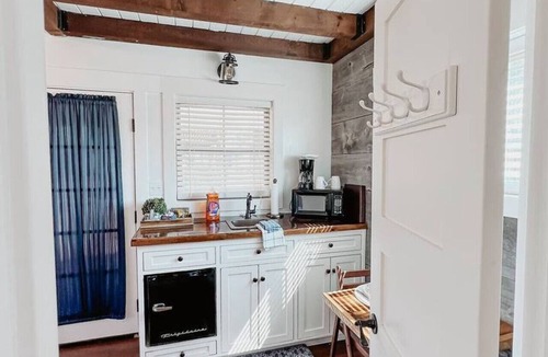 Elm Mott House | Deerfield Countryside Cabin #3