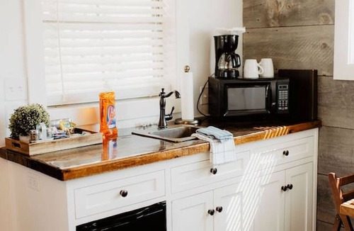 Elm Mott House | Deerfield Countryside Cabin #3