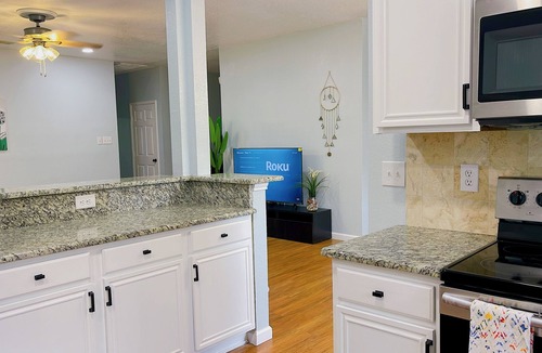 South Arlington House | Delight 4br2ba in Arlington. Family Friendly. Perfect for Corporate & Insurance