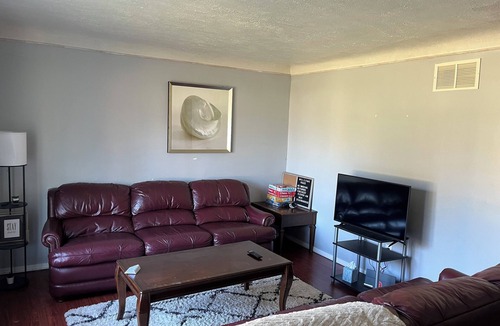 Mount Clemens Apartment | Delightful 1st floor 3-bedroom apartment with WiFi in Mount Clemens