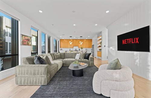 Kessler House | Delightful 3-bedroom townhome with Heated Pool & RT 360 Views DT Dallas