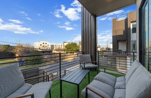 Kessler House | Delightful 3-bedroom townhome with Heated Pool & RT 360 Views DT Dallas