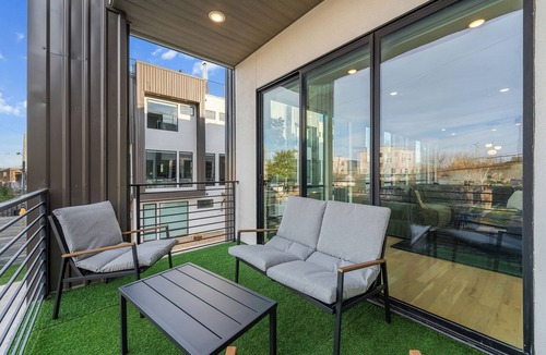Kessler House | Delightful 3-bedroom townhome with Heated Pool & RT 360 Views DT Dallas