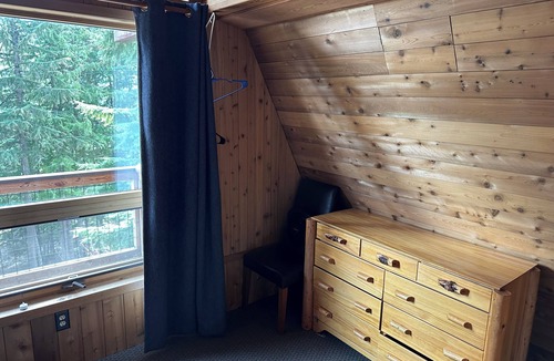 Hyak House | Delightful 4-bedroom Mountain Cabin in Snoqualmie Pass for your getaway.