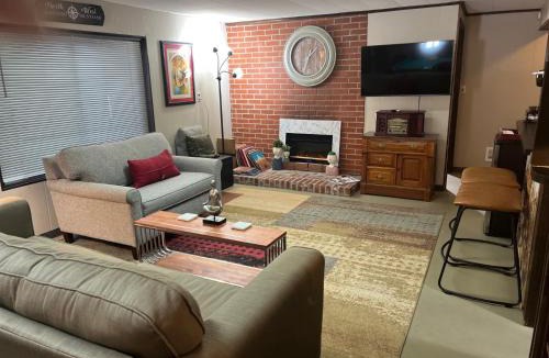 South Kansas City Apartment | Delightful Patio Retreat with Pool Table in South KC