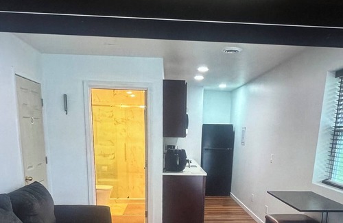 Airport Township Apartment | Delightful studio apartment with AC in Saint Ann
