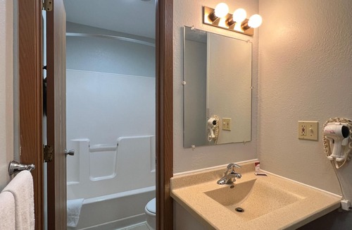 Nebraska City Hotel | Deluxe Inn Capital O Nebraska City I 29
