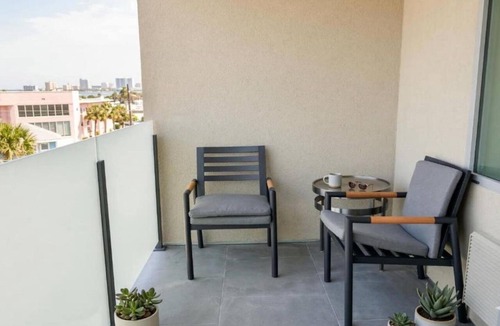 Port Aransas Apartment | Deluxe Single King Room with Sofa Bed