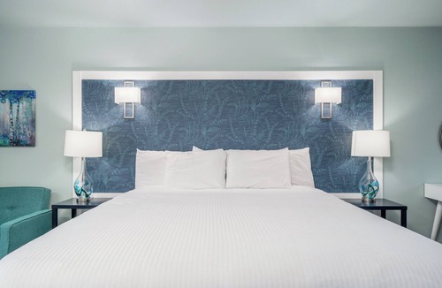 Rockwell Hotel | Deluxe Studio Suite, 1 King Bed, Lake View, Upper Floor